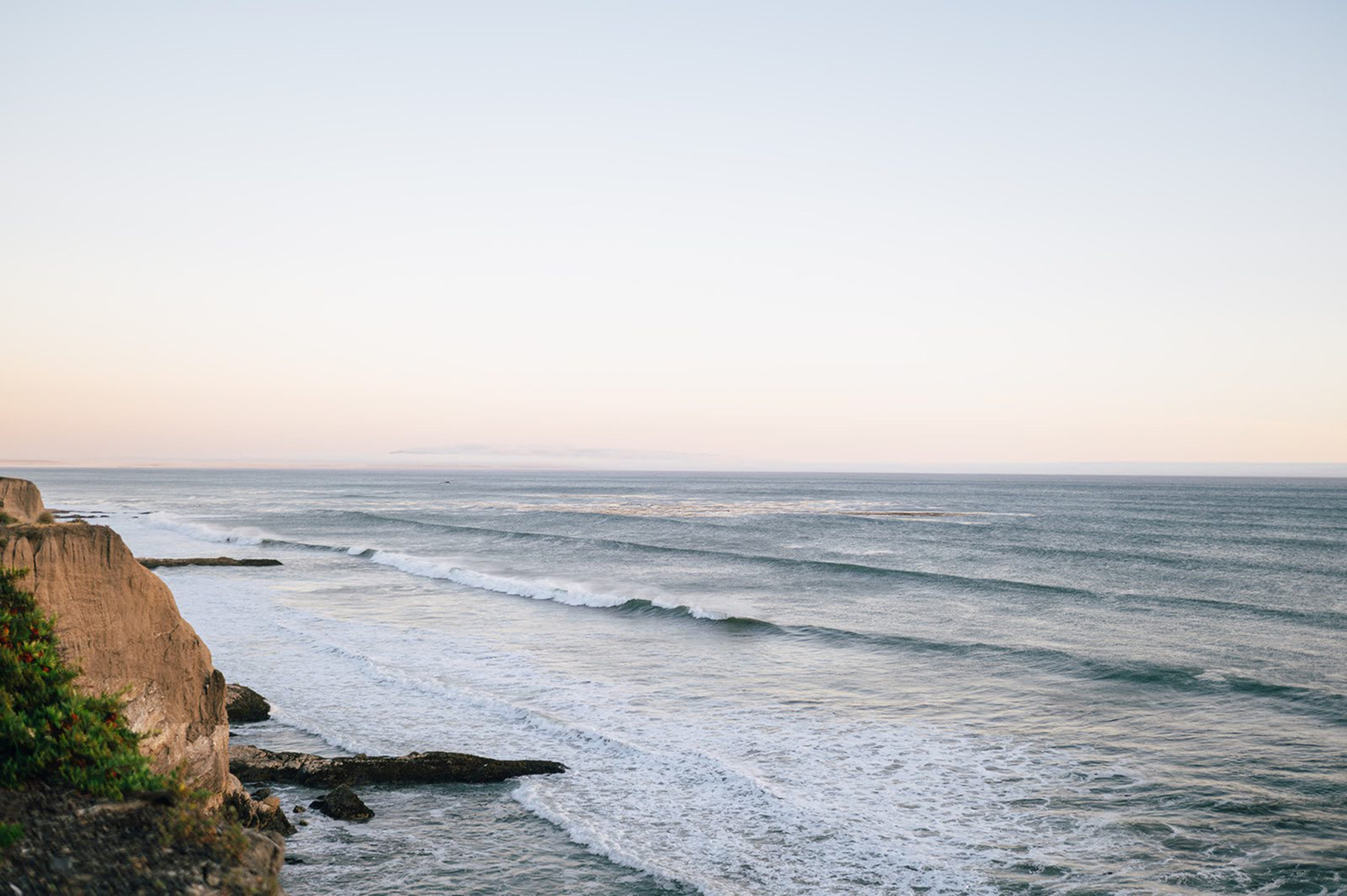 Coastal_ocean_photography_of_waves_rolling_onto_the_coastline